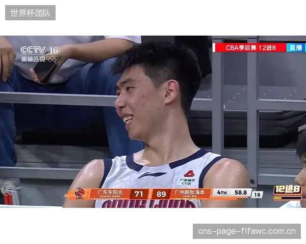 广州队中锋徐昕凭借防守端统治力,荣膺赛季最具进步球员奖。 广州队中锋徐昕凭借防守端统治力,荣膺赛季最具进步球员奖。